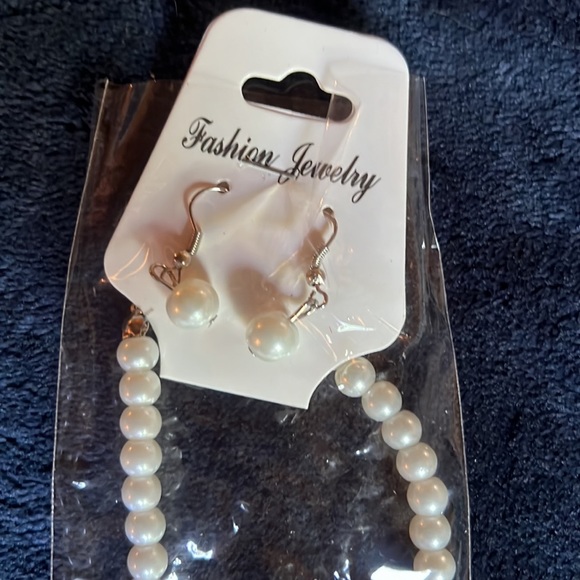 NWT Pearl faux necklace and earrings set - Picture 2 of 2